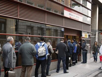 Cola en el exterior de la oficina del INEM en Madrid, © EFE