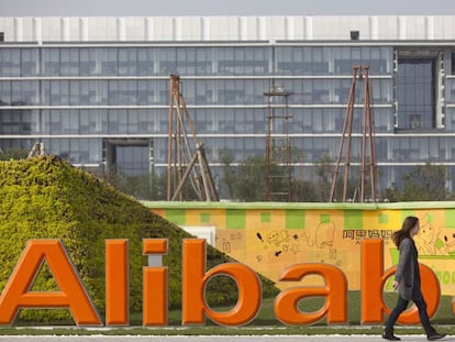 Un empleado pasa ante la sede de Alibaba en Hangzhou.