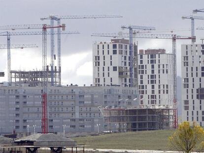 Un obrero trabaja en un bloque de viviendas en construcción.