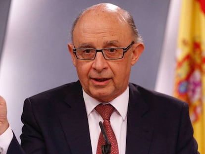 Cristóbal Montoro, ministro de Hacienda, hoy tras el Consejo de Ministros.