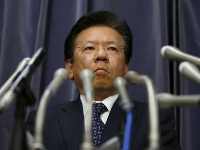 El presidente de Mitsubishi Motors, Tetsuro Aikawa, durante la rueda de prensa en la que ha admitido el falseo.