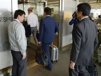 Los investigadores del Ministerio de Transporte de Japón, a su llegada a una de las oficinas de Mitsubishi. Takuro Yabe