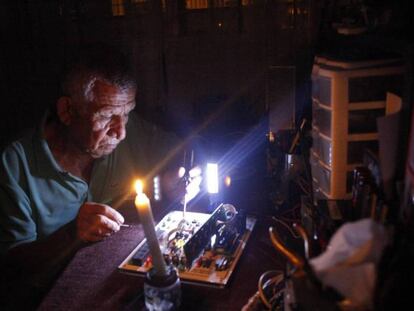 Un hombre en Caracas durante un corte de luz