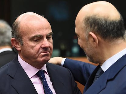 Luis de Guindos, con Pierre Moscovici, en enero.