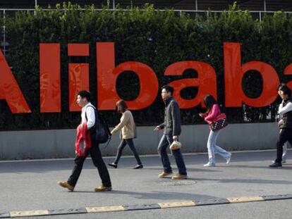 Varios viandantes pasean ante la sede de Alibaba, en la ciudad china de Hangzhou.