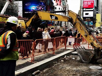 Operarios en una obra en la plaza neoyorquina de Times Square.