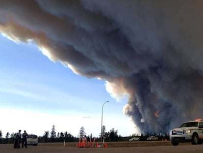 Humo provocado por el incendio en Alberta (Canadá), el 7 de mayo de 2016.