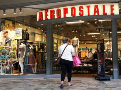 Un cliente entra en una tienda de Aeropostale en Broomfield, Colorado (EE UU).