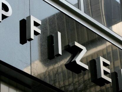 Logo de la empresa estadounidense Pfizer en la sede de la compañía en Nueva York (EE UU).