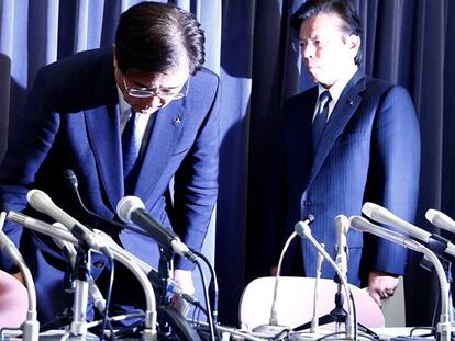 Tetsuro Aikawa, a la derecha, junto al director ejecutivo de la compañía, Osamu Masuko, a su llegada a la rueda de prensa que han ofrecido este miércoles en Tokio.
