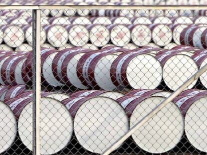 Barriles de petróleo almacenados en un depósito de Yakarta, Indonesia.