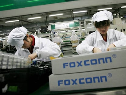 Trabajadores en una fábrica de Foxconn en China.