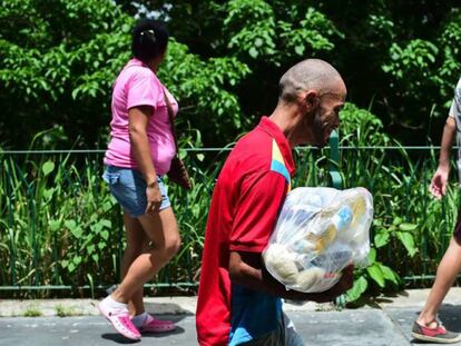 Venezolanos acuden por alimentos a un centro de distribución en Caracas.