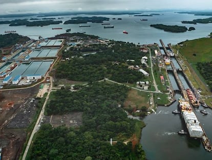 Imagem das novas e antigas eclusas do Canal do Panamá.