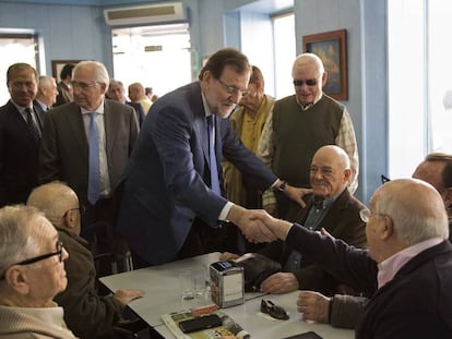 Mariano Rajoy saluda a un grupo de jubilados en Melilla, el pasado diciembre