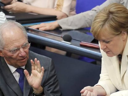 El ministro de Hacienda alemán, Wolfgang Schäuble, y la canciller Angela Merkel, en el Bundestag el pasado 28 de junio. WOLFGANG KUMM EFE
