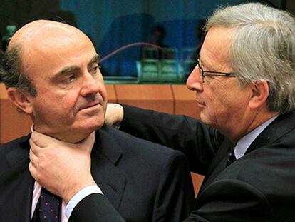 El presidente de la Comisión Europea, Jean-Claude Juncker, bromeando con el ministro de Hacienda, Luis de Guindos.