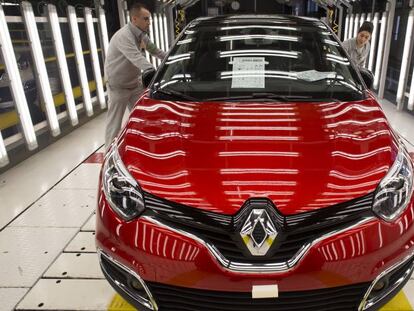 Dos operarios en la fábrica de Renault de Valladolid.