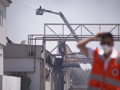 Los bomberos tratan de apagar el fuego en la planta de Ybarra en Dos Hermanas (Sevilla)