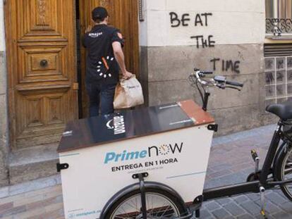 Un repartidor del sistema Prime Now de Amazon