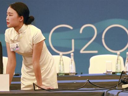 Una azafata revisa los preparativos para la reunión del G-20.