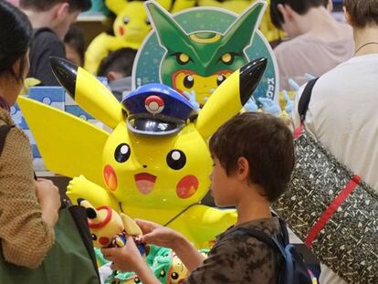 Unos clientes japoneses compran muñecos de Pokémon KAZUHIRO NOGI AFP