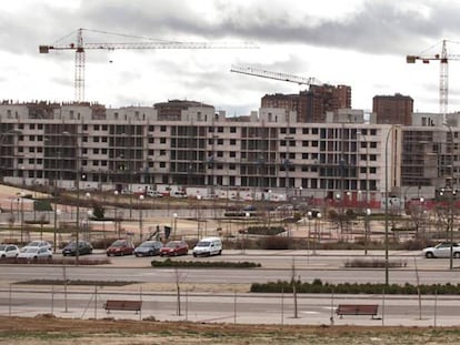 Grúas en las obras de construcción de bloques de vivienda nueva en Madrid.