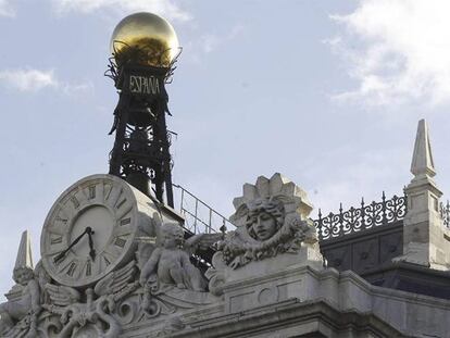 Reloj en la fachada de la sede del Banco de España, en la Plaza de Cibeles en Madrid