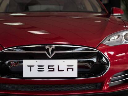 Un vehículo semiautónomo fabricado por la empresa Tesla.