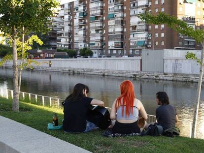 Jóvenes junto al río Manzanares en Madrid.
