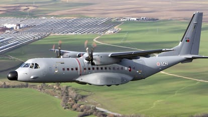 Un avión militar Airbus C-295 para la Fuerza Aérea Portuguesa, en un vuelo de pruebas en las afueras de Sevilla.