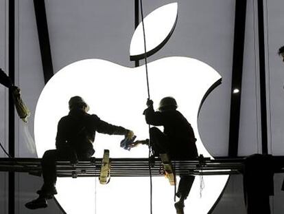 Un grupo de empleados trabajan en las obras de una tienda Apple en China.
