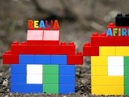 Piezas de Lego simulando construcciones inmobiliarias.