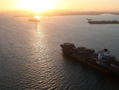 Un barco de Hanjin varado cerca de un puerto en California.