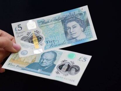 Los billetes de plástico de cinco libras comienzan a circular en Reino Unido