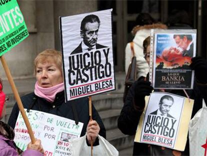 Protesta de preferentistas de Bankia en los juzgados de Plaza Castilla durante la declaración de Miguel Blesa.