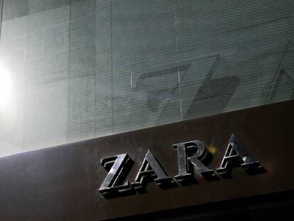 El logo de Zara en una tienda.