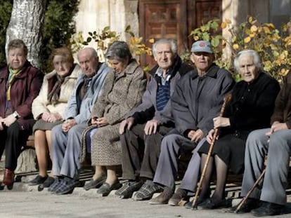 Ancianos sentados en un banco.