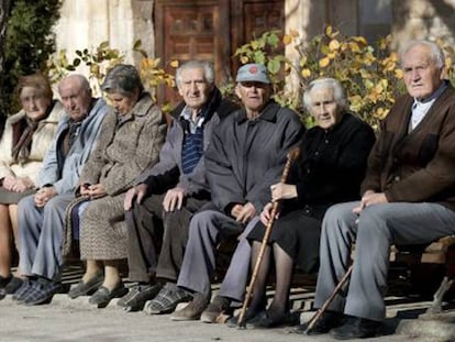 Ancianos sentados en un banco.