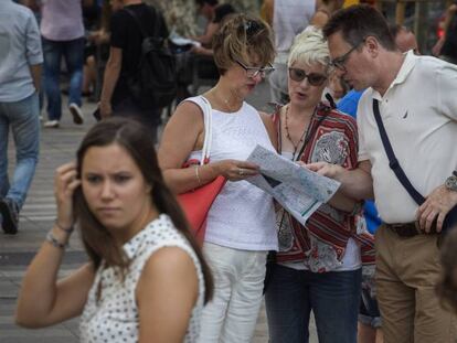 Un grupo de turistas consulta un plano en Barcelona.