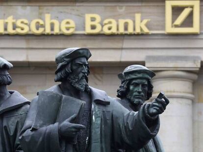 Un estatua frente a la sede del Deutsche Bank de Fráncfort.
