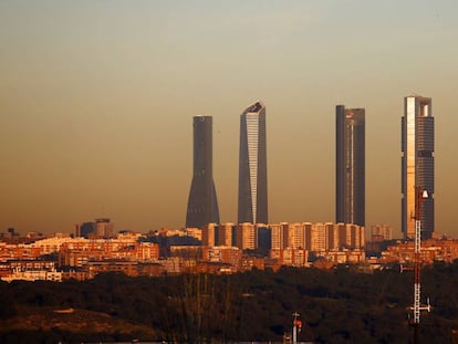 Las Cuatro Torres de Madrid. A la derecha, la Torre Cepsa