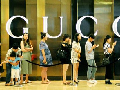 Cola en una tienda de Gucci en China