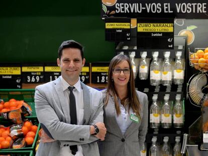 El responsable de Innovación de Zumex, José González, y Cristina Lobato, de Mercadona.