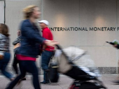 Transeúntes pasan frente a la sede del FMI en Washington.