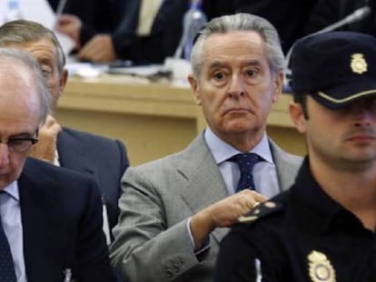 Los expresidentes de Caja Madrid Rodrigo Rato (izquierda) y Miguel Blesa, durante el juicio por las tarjetas 'black'.