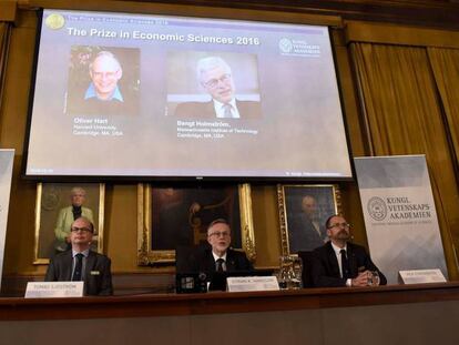 El Comité para el Nobel de Economía con una imagen de los premiados
