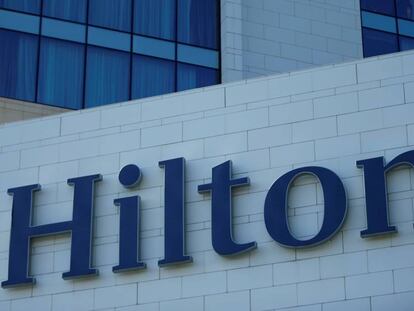 Logo de Hilton en un hotel en Georgia.