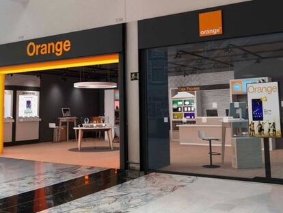 Tienda de Orange de Castellón que participa en la campaña de los 'pokémons'.