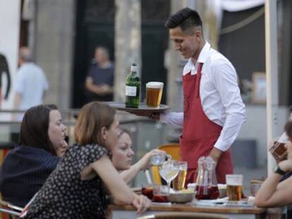 Un camarero en una terraza de la plaza de Santa Ana, Madrid